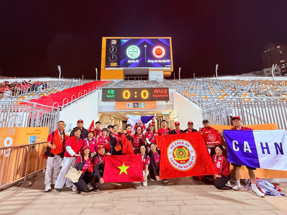CĐV Việt Nam &quot;tiếp lửa&quot; cho CLB CAHN tại Hong Kong (Trung Quốc) - Ảnh 1.