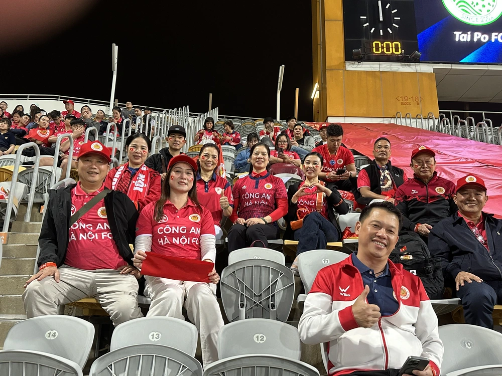 CĐV Việt Nam &quot;tiếp lửa&quot; cho CLB CAHN tại Hong Kong (Trung Quốc) - Ảnh 2.