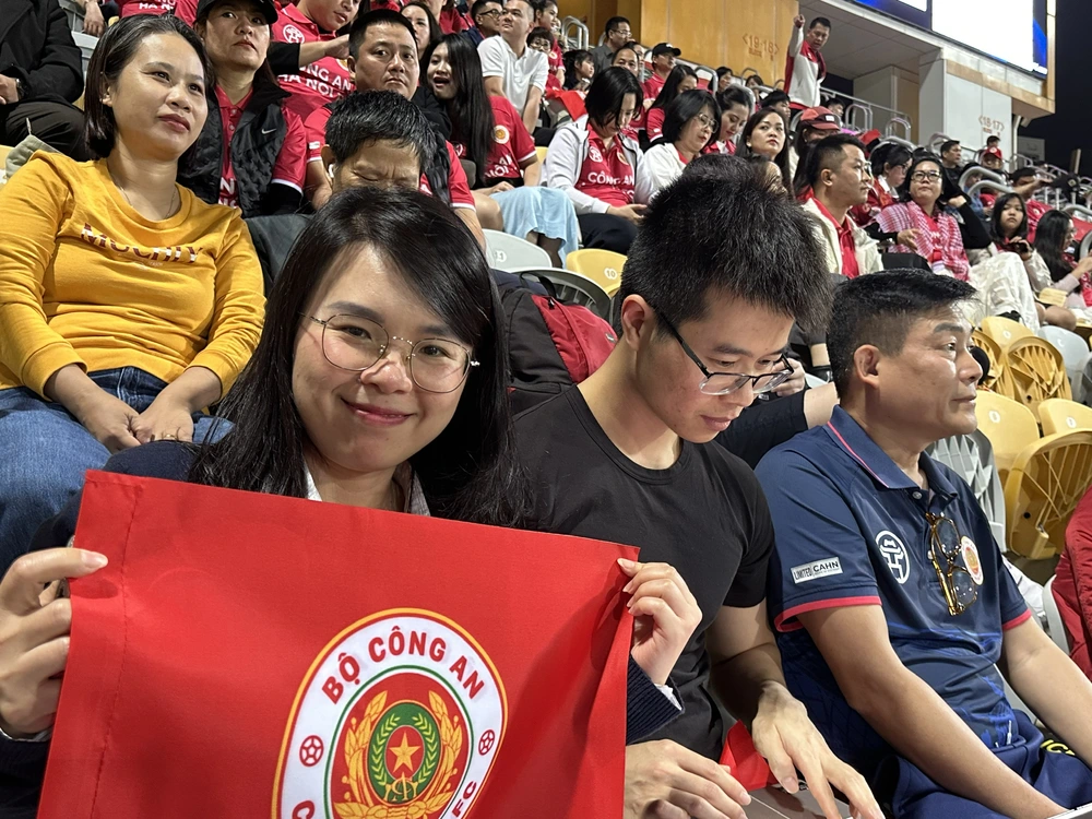 CĐV Việt Nam &quot;tiếp lửa&quot; cho CLB CAHN tại Hong Kong (Trung Quốc) - Ảnh 4.