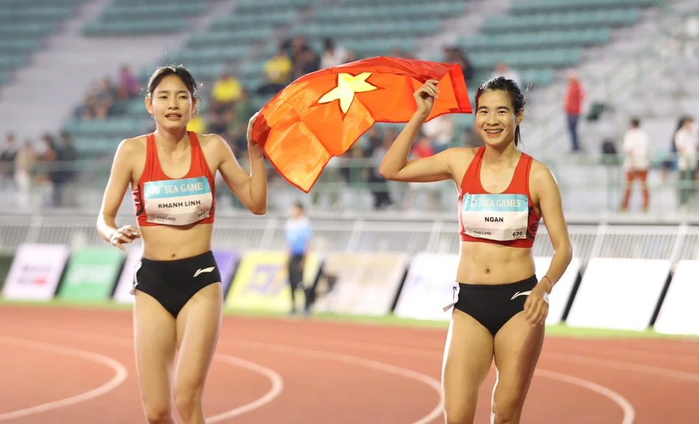 Bùi Thị Ngân (phải) giành HCV chạy 1500m nữ cho đoàn Việt Nam ở SEA Games 2025. Ảnh: Thể thao Việt Nam