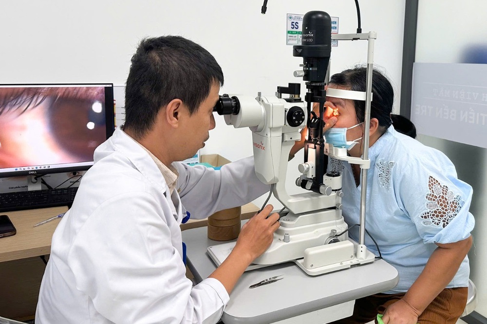 Ngứa mắt kéo dài, phát hiện rận mi ký sinh tại Bến Tre - Ảnh 1. Ngứa mắt kéo dài, phát hiện rận mi ký sinh tại Bến Tre - Ảnh 1.