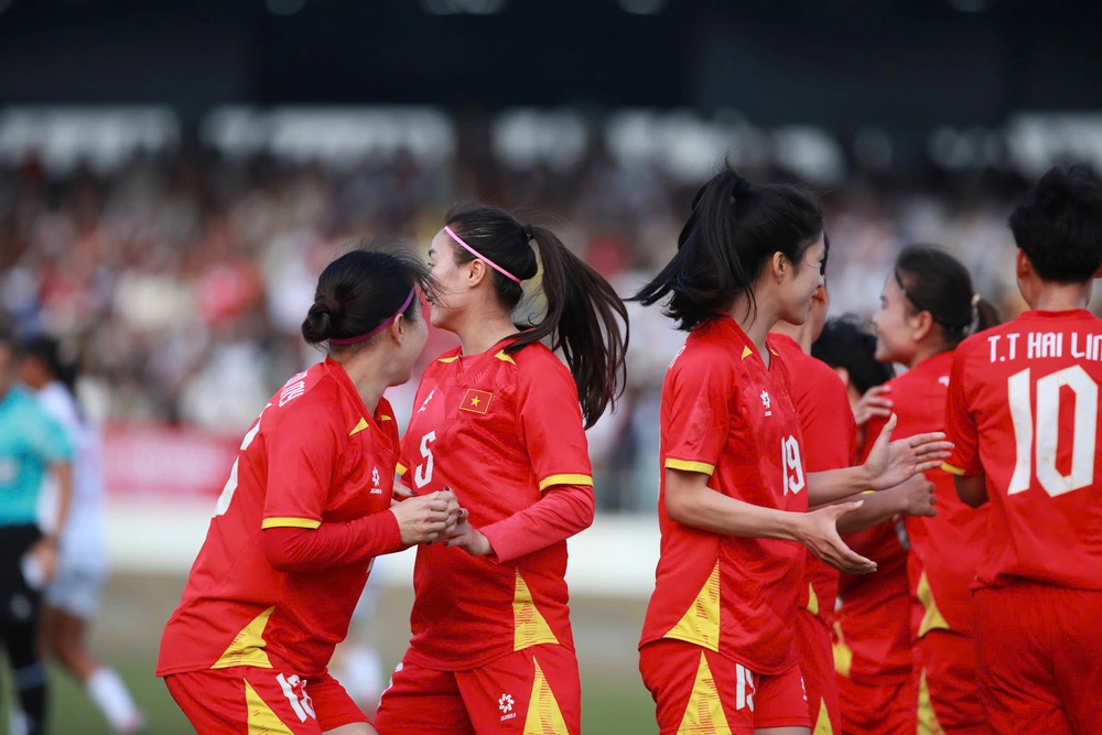 Vì sao Việt Nam dẫn đầu bảng bóng đá nữ SEA Games 2025 dù bằng điểm 2 đội khác? - Ảnh 1.
