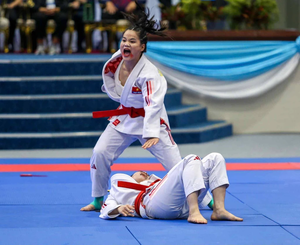 Khi sàn đấu trở thành sân khấu hoá trang - Ảnh 1. Khi sàn đấu trở thành sân khấu hoá trang - Ảnh 1.