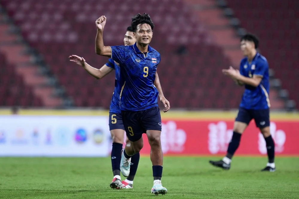 U22 Thái Lan ghi 3 bàn thắng trong 6 phút, chính thức giành vé vào bán kết bóng đá nam SEA Games 2025 - Ảnh 1.