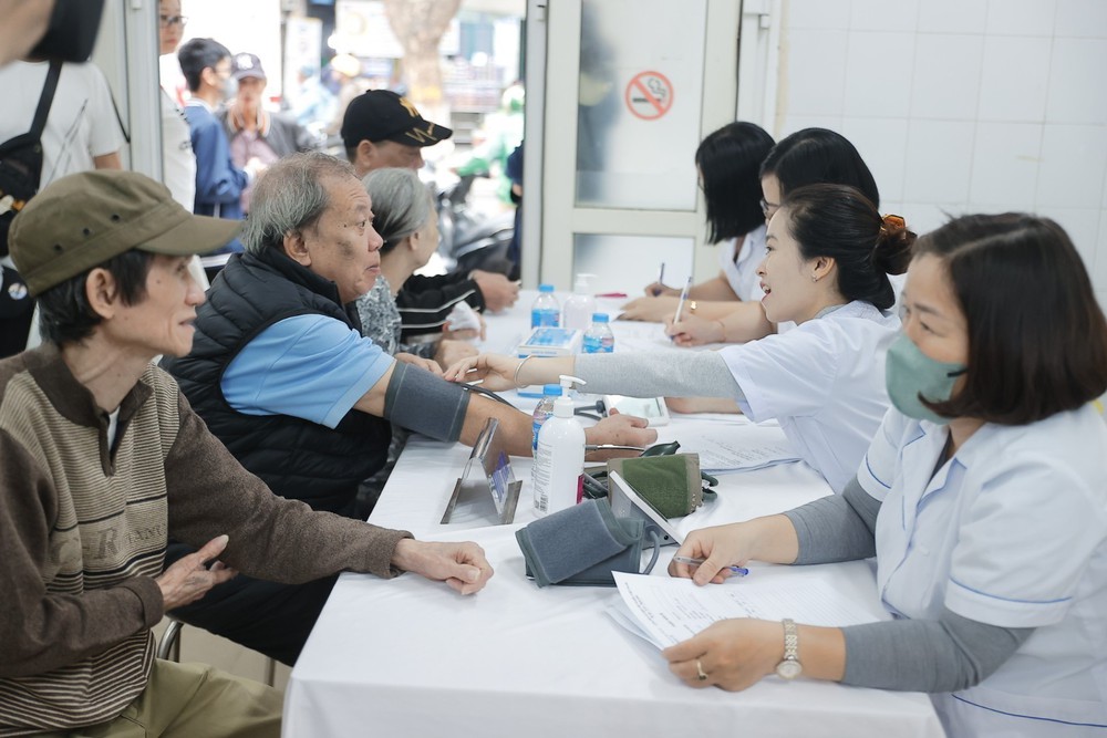 Nghị quyết 72-NQ/TW: Hà Nội triển khai các giải pháp đột phá chăm sóc sức khỏe nhân dân - Ảnh 1.