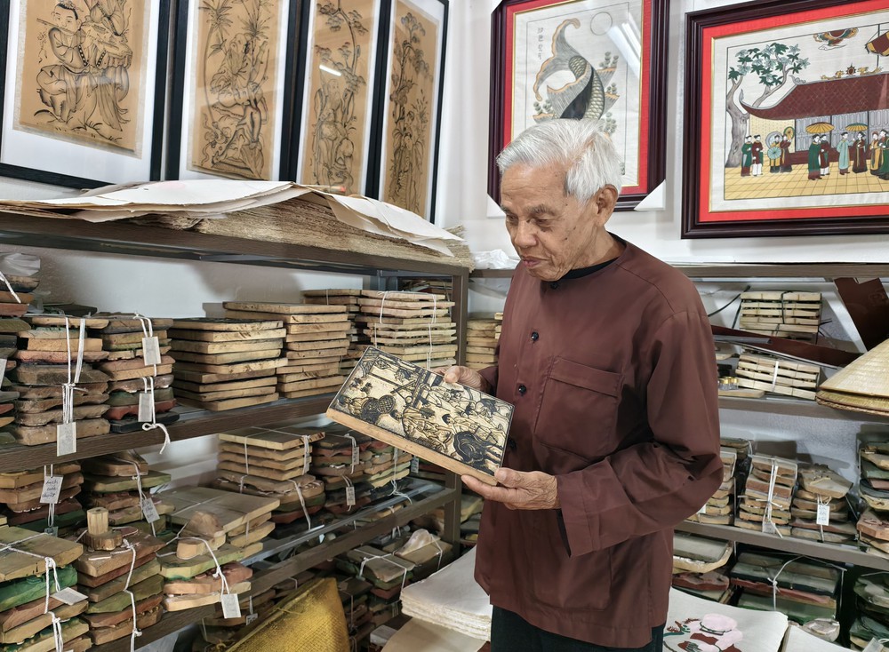 Nghệ nhân Ưu tú Nguyễn Đăng Chế, người có hơn 80 năm thực hành, truyền dạy Nghề làm tranh dân gian Đông Hồ - Ảnh 1. Nghệ nhân Ưu tú Nguyễn Đăng Chế, người có hơn 80 năm thực hành, truyền dạy Nghề làm tranh dân gian Đông Hồ - Ảnh 1.