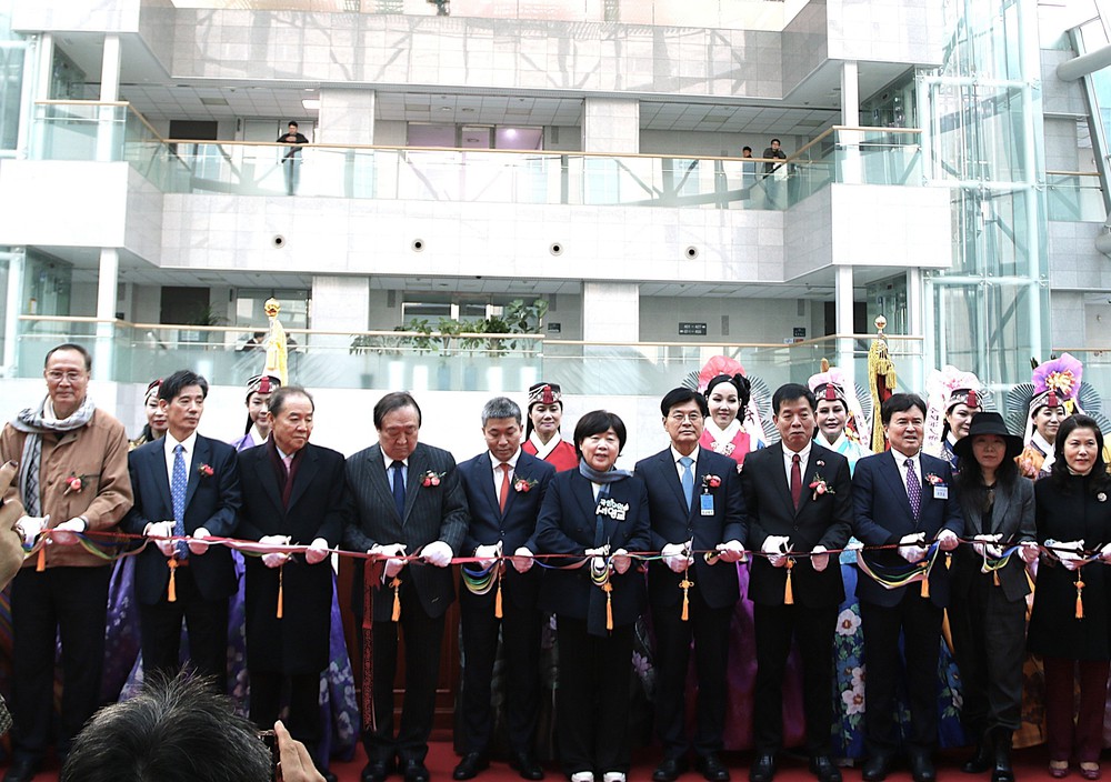 Hình ảnh Chủ tịch Hồ Chí Minh qua điêu khắc ánh sáng tại thủ đô Seoul - Ảnh 4. Hình ảnh Chủ tịch Hồ Chí Minh qua điêu khắc ánh sáng tại thủ đô Seoul - Ảnh 4.