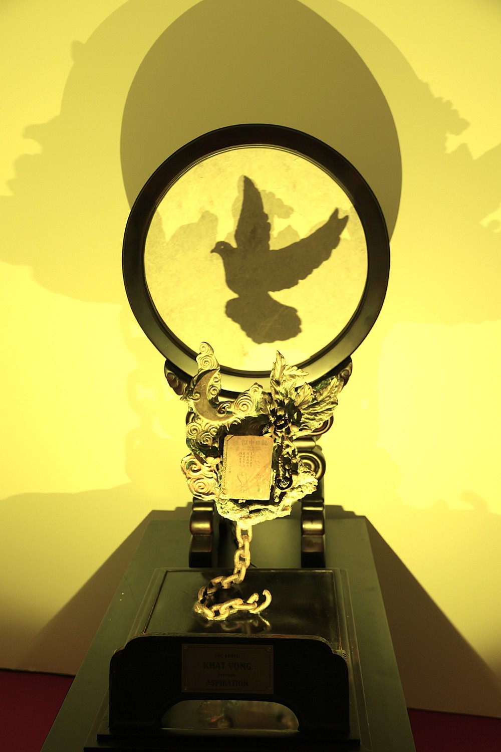 Hình ảnh Chủ tịch Hồ Chí Minh qua điêu khắc ánh sáng tại thủ đô Seoul - Ảnh 2. Hình ảnh Chủ tịch Hồ Chí Minh qua điêu khắc ánh sáng tại thủ đô Seoul - Ảnh 2.