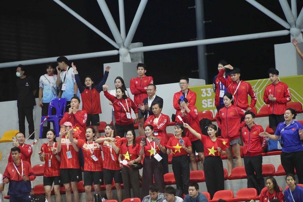 Các ngôi sao bóng chuyền nữ Việt Nam 'xin vía' HCV của đội bơi tại SEA Games 2025 - Ảnh 2.