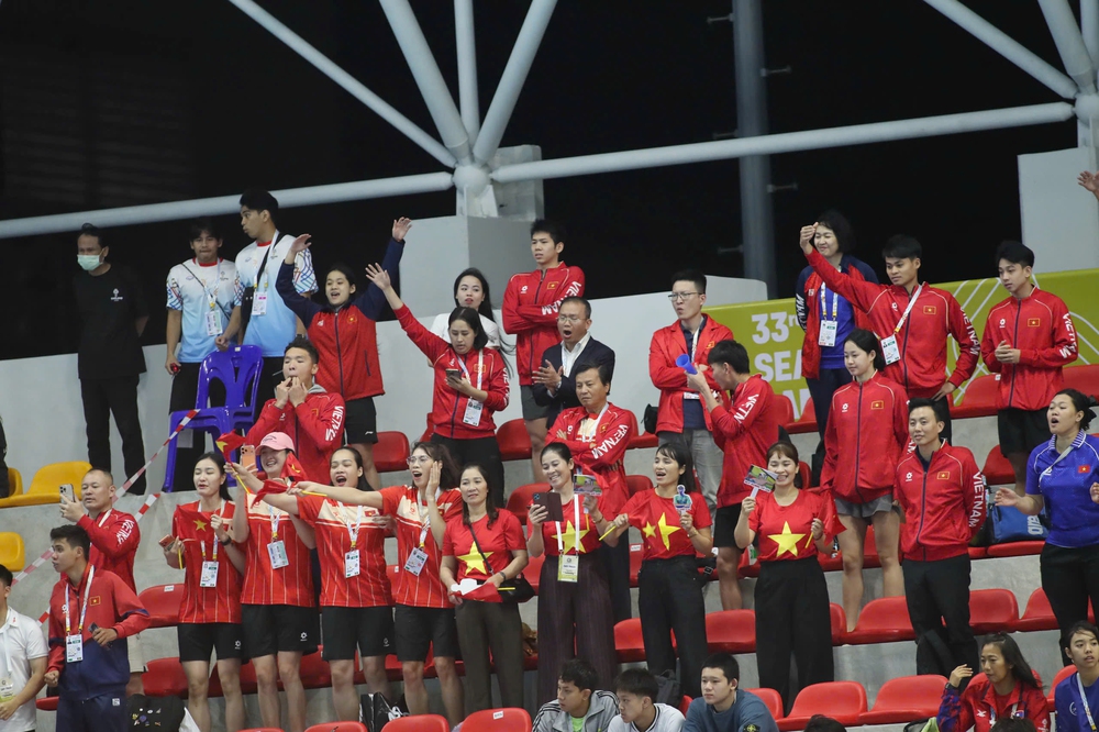 Các ngôi sao bóng chuyền nữ Việt Nam 'xin vía' HCV của đội bơi tại SEA Games 2025 - Ảnh 3.