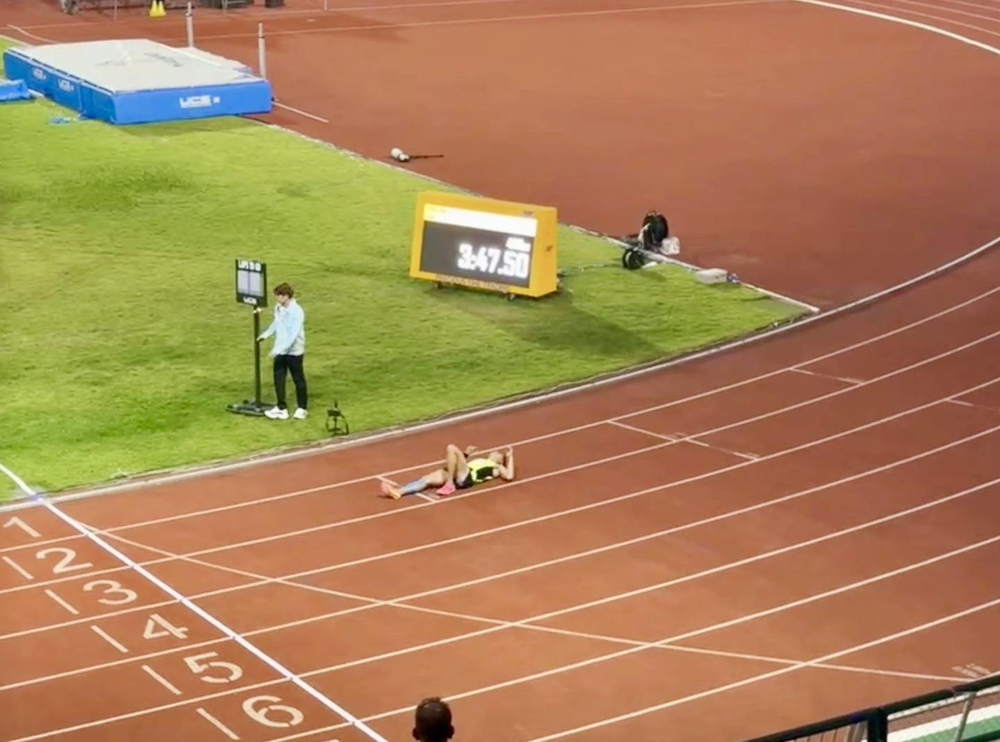 Khoảnh khắc lay động SEA Games 2025: VĐV Việt Nam kiệt sức nhưng không bỏ cuộc - Ảnh 1. Khoảnh khắc lay động SEA Games 2025: VĐV Việt Nam kiệt sức nhưng không bỏ cuộc - Ảnh 1.