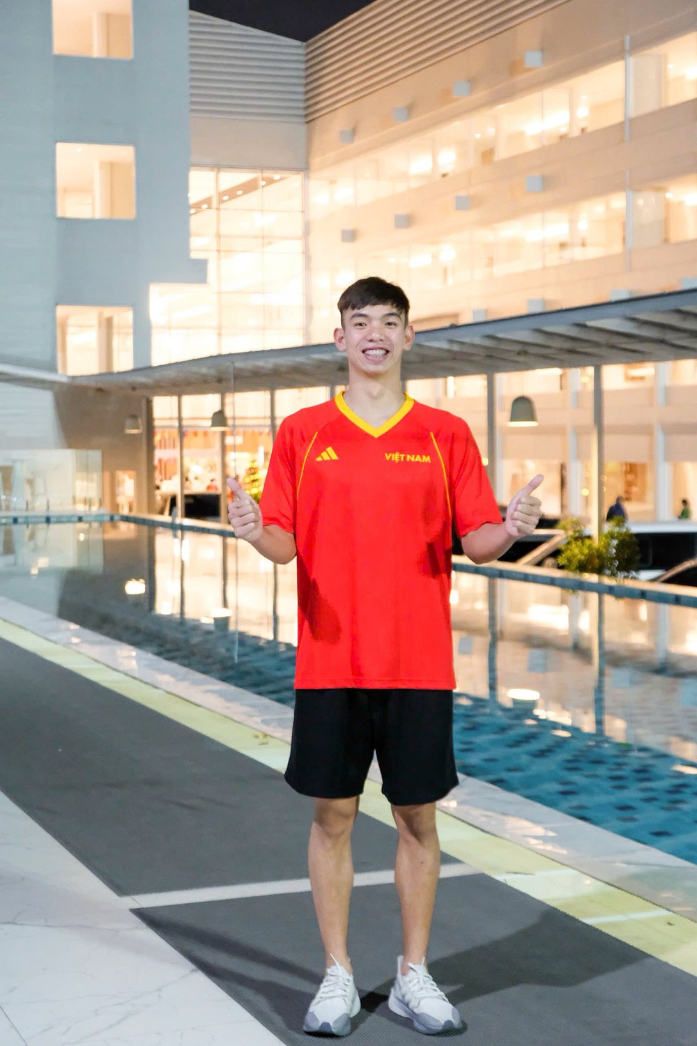 Sức vóc 'bộ tứ nam thần' đội bơi tiếp sức Việt Nam vừa giành HCV SEA Games 2025 - Ảnh 8.