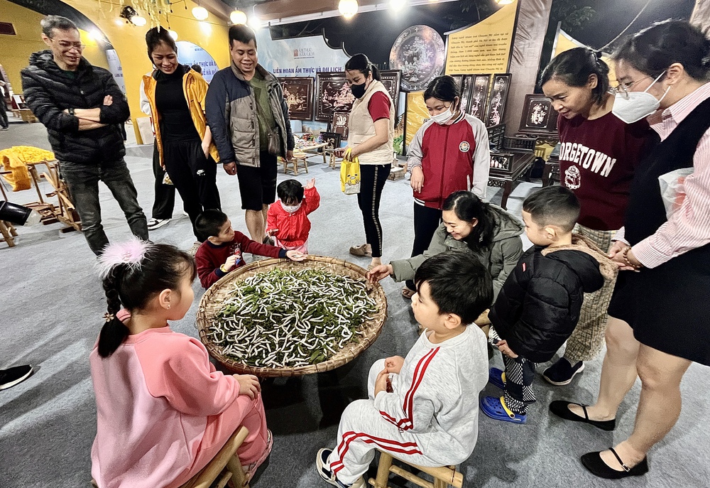 Trải nghiệm ẩm thực và thủ công mỹ nghệ độc đáo tại Hà Nội - Ảnh 6. Trải nghiệm ẩm thực và thủ công mỹ nghệ độc đáo tại Hà Nội - Ảnh 6.