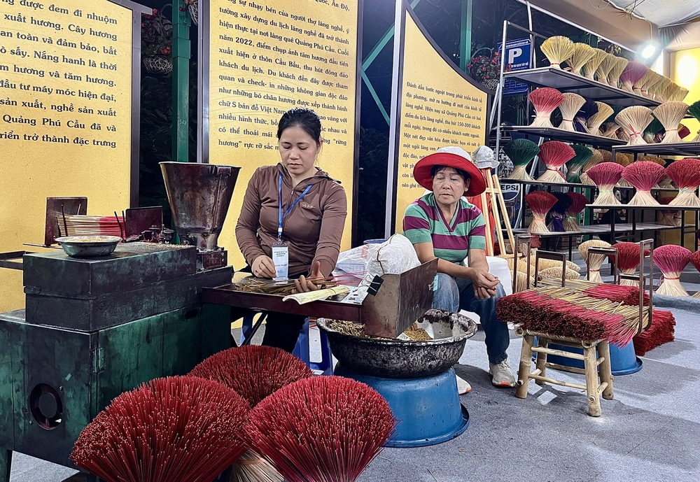 Trải nghiệm ẩm thực và thủ công mỹ nghệ độc đáo tại Hà Nội - Ảnh 10. Trải nghiệm ẩm thực và thủ công mỹ nghệ độc đáo tại Hà Nội - Ảnh 10.