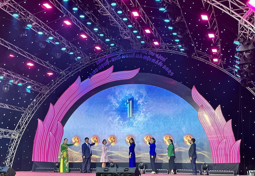 Khai mạc Liên hoan Ẩm thực và Du lịch Làng nghề, Phố nghề Hà Nội 2025 - Ảnh 2. Khai mạc Liên hoan Ẩm thực và Du lịch Làng nghề, Phố nghề Hà Nội 2025 - Ảnh 2.