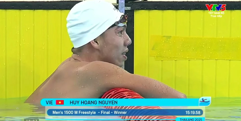 Kình ngư Nguyễn Huy Hoàng giành HCV SEA Games 2025 nội dung 1500m tự do nam - Ảnh 1.