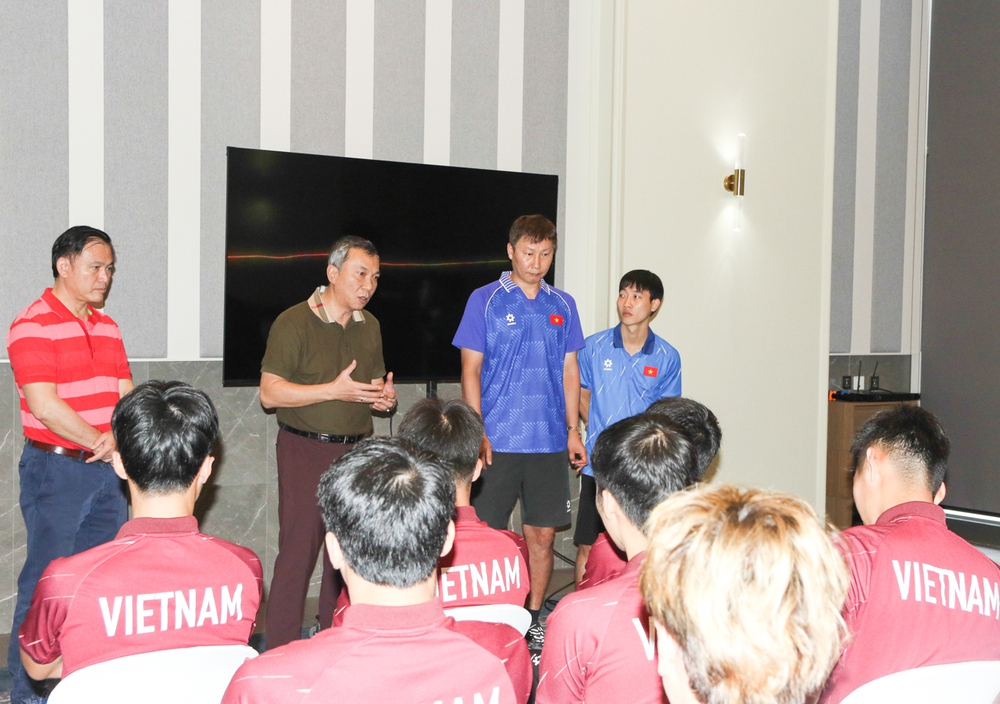 Chủ tịch VFF tiếp sức cho đội U22 Việt Nam trước trận bán kết gặp Philippines - Ảnh 1.