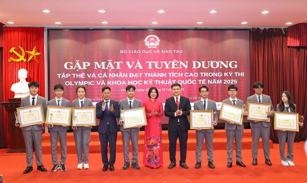Bộ Giáo dục và Đào tạo gặp mặt, tuyên dương học sinh Olympic và KHKT quốc tế năm 2025 - Ảnh 6.