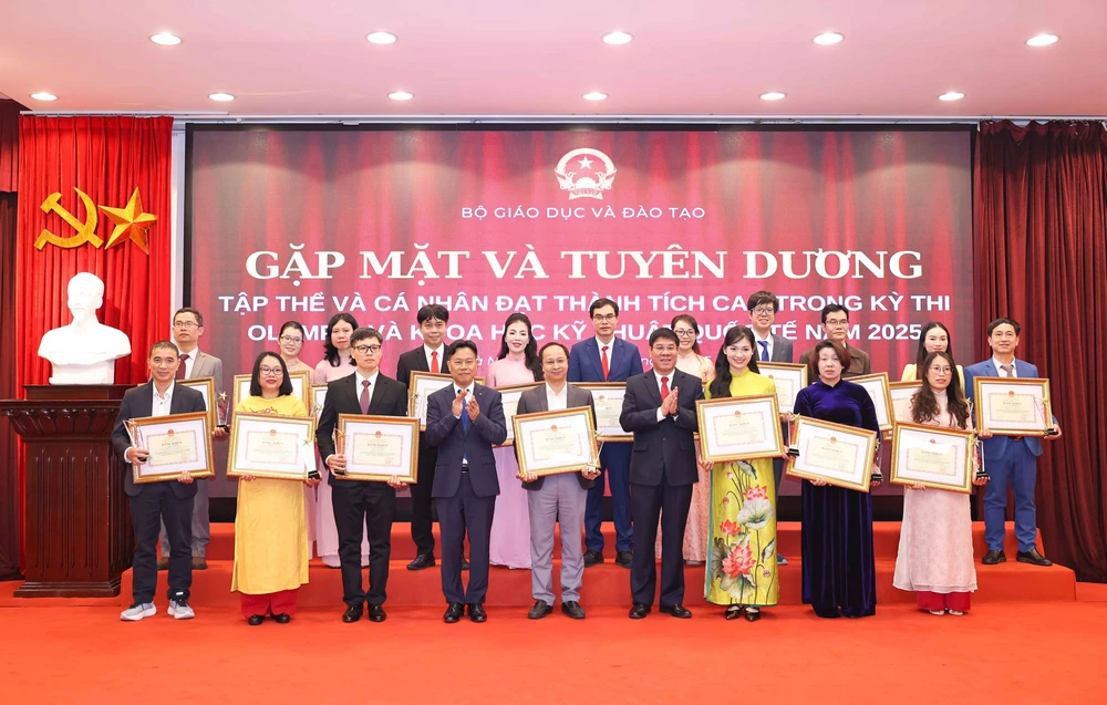 Bộ Giáo dục và Đào tạo gặp mặt, tuyên dương học sinh Olympic và KHKT quốc tế năm 2025 - Ảnh 2.