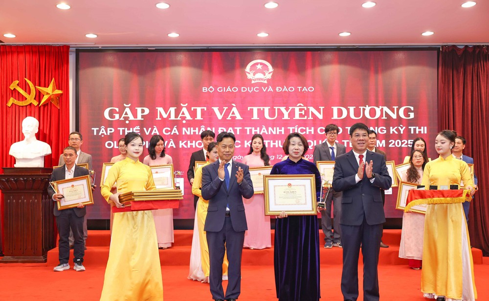 Bộ Giáo dục và Đào tạo gặp mặt, tuyên dương học sinh Olympic và KHKT quốc tế năm 2025 - Ảnh 3.