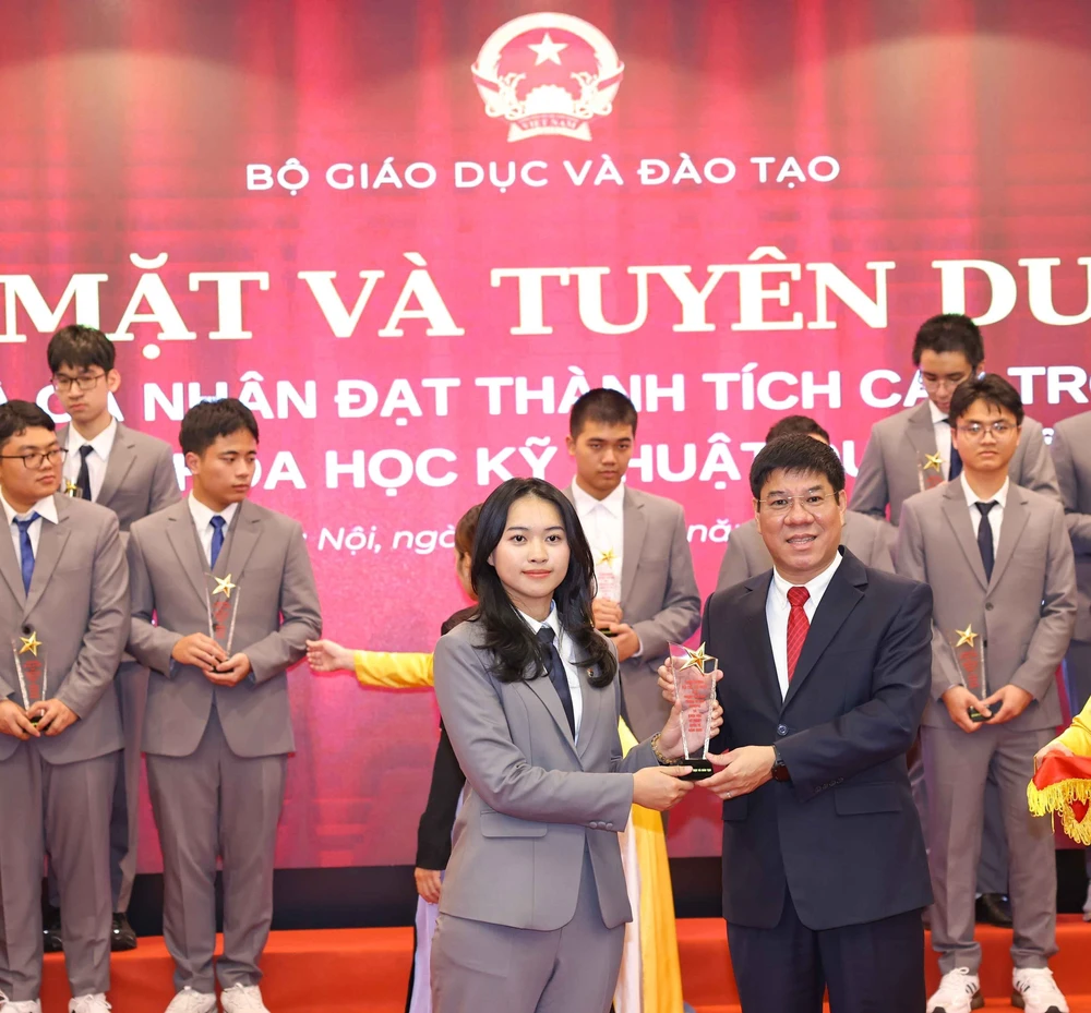 Bộ Giáo dục và Đào tạo gặp mặt, tuyên dương học sinh Olympic và KHKT quốc tế năm 2025 - Ảnh 4.