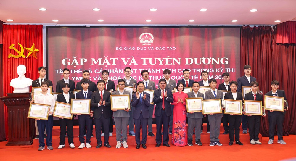 Bộ Giáo dục và Đào tạo gặp mặt, tuyên dương học sinh Olympic và KHKT quốc tế năm 2025 - Ảnh 7.