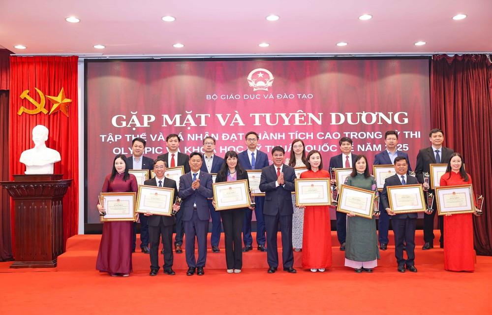 Bộ Giáo dục và Đào tạo gặp mặt, tuyên dương học sinh Olympic và KHKT quốc tế năm 2025 - Ảnh 1.