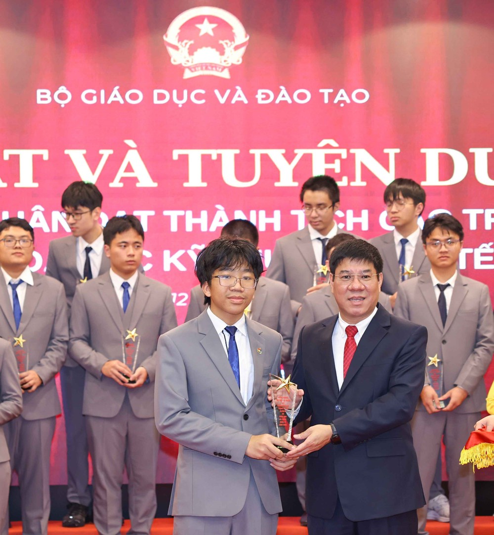 Bộ Giáo dục và Đào tạo gặp mặt, tuyên dương học sinh Olympic và KHKT quốc tế năm 2025 - Ảnh 5.
