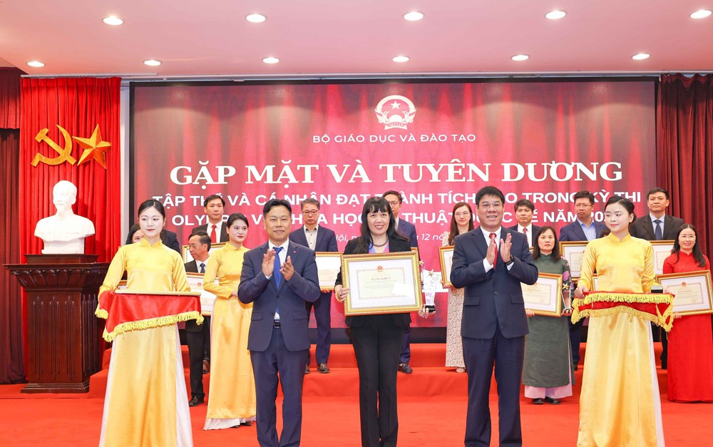 Bộ Giáo dục và Đào tạo gặp mặt, tuyên dương học sinh Olympic và KHKT quốc tế năm 2025 - Ảnh 8.