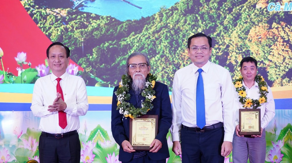 Tôn vinh 14 tác phẩm tại Giải thưởng văn học, nghệ thuật Phan Ngọc Hiển - Ảnh 1. Tôn vinh 14 tác phẩm tại Giải thưởng văn học, nghệ thuật Phan Ngọc Hiển - Ảnh 1.