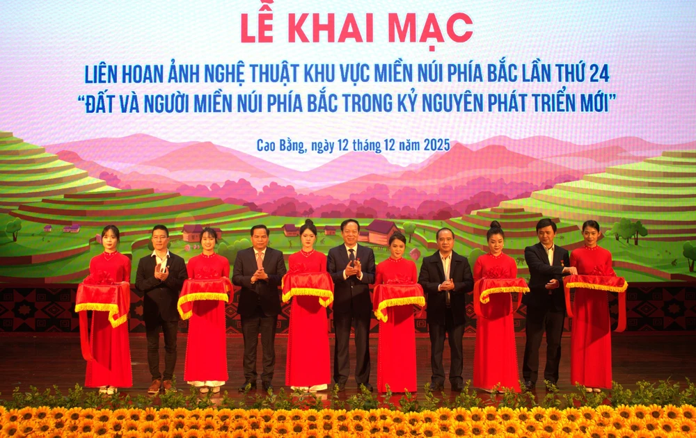 Liên hoan Ảnh nghệ thuật khu vực Miền núi phía Bắc lần thứ 24 - Ảnh 1.