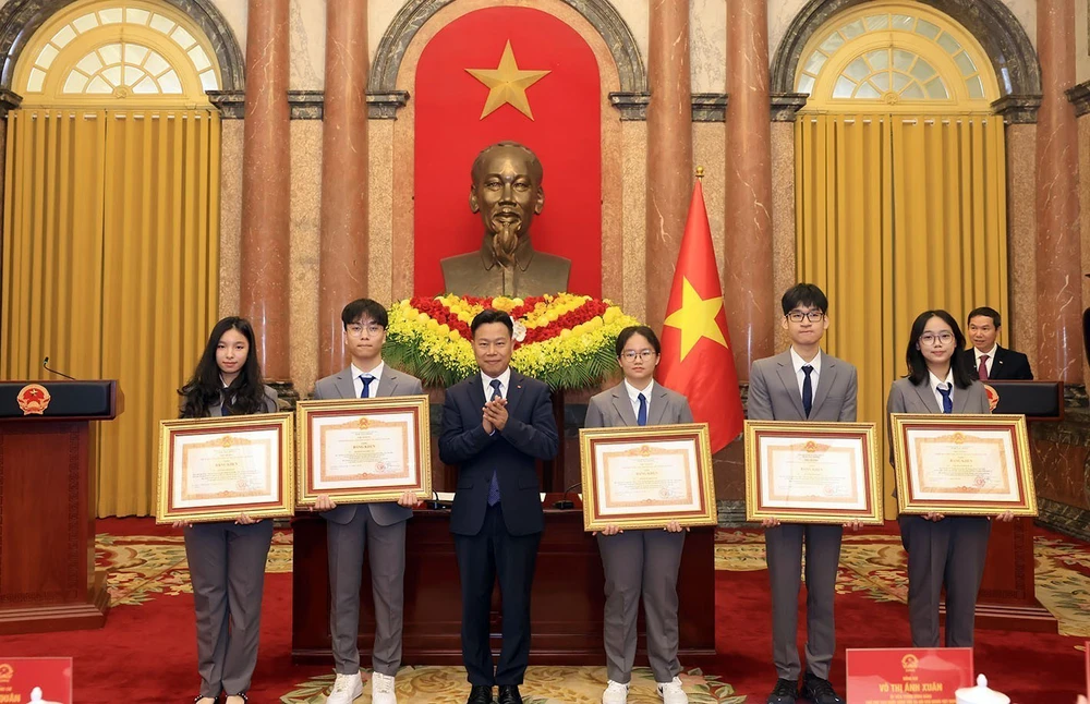Phó Chủ tịch nước trao Huân chương Lao động cho các học sinh đoạt giải Olympic và Khoa học kỹ thuật quốc tế năm 2025 - Ảnh 4.