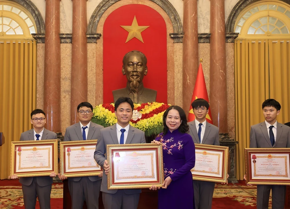 Phó Chủ tịch nước trao Huân chương Lao động cho các học sinh đoạt giải Olympic và Khoa học kỹ thuật quốc tế năm 2025 - Ảnh 2.