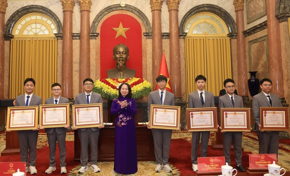 Phó Chủ tịch nước trao Huân chương Lao động cho các học sinh đoạt giải Olympic và Khoa học kỹ thuật quốc tế năm 2025 - Ảnh 3.
