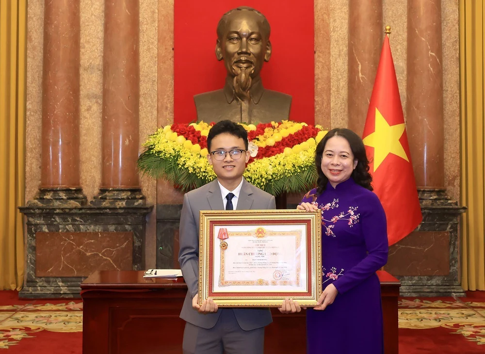 Phó Chủ tịch nước trao Huân chương Lao động cho các học sinh đoạt giải Olympic và Khoa học kỹ thuật quốc tế năm 2025 - Ảnh 1.