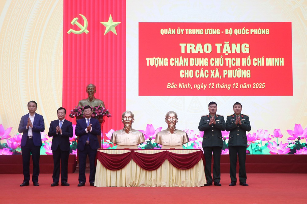 Trao tặng tượng chân dung Chủ tịch Hồ Chí Minh cho 99 xã, phường tỉnh Bắc Ninh - Ảnh 1.