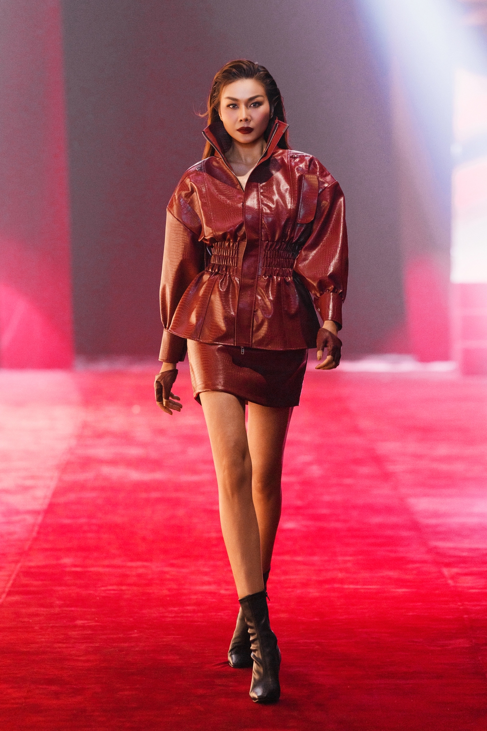 Thanh Hằng tất bật chạy show, trở lại sàn diễn đọ sắc H’Hen Niê - Ảnh 3. Thanh Hằng tất bật chạy show, trở lại sàn diễn đọ sắc H’Hen Niê - Ảnh 3.