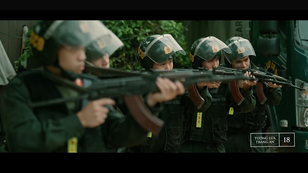 Phim "Tường lửa Tràng An": Công an Thủ đô xuất hiện trong loạt cảnh hành động và nghiệp vụ - Ảnh 3. Phim "Tường lửa Tràng An": Công an Thủ đô xuất hiện trong loạt cảnh hành động và nghiệp vụ - Ảnh 3.