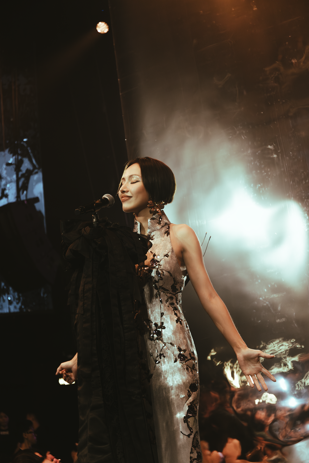 Gigi Hương Giang được Hà Hồ ủng hộ tại The Records 5 - Ảnh 1. Gigi Hương Giang được Hà Hồ ủng hộ tại The Records 5 - Ảnh 1.