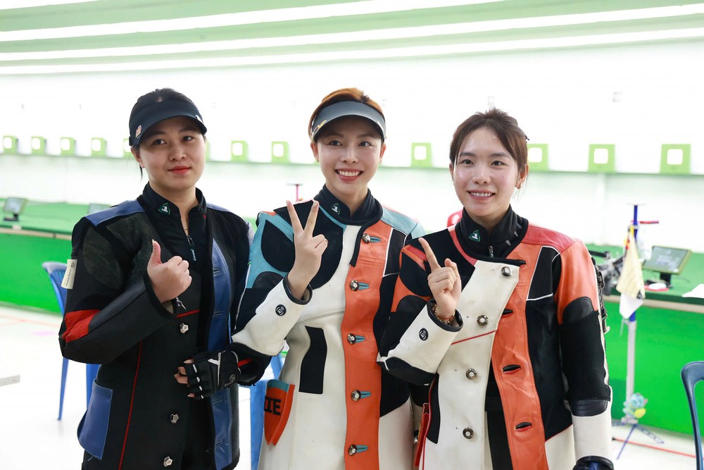 Đội tuyển bắn súng nữ Việt Nam gồm 3 xạ thủ Lê Thị Mộng Tuyền, Nguyễn Thị Thảo và Phí Thanh Thảo vừa xuất sắc giành HCB nội dung đồng đội 10m súng trường hơi ở SEA Games 2025 sau khi đạt tổng cộng 1.872,8 điểm. Đội tuyển bắn súng nữ Việt Nam gồm 3 xạ thủ Lê Thị Mộng Tuyền, Nguyễn Thị Thảo và Phí Thanh Thảo vừa xuất sắc giành HCB nội dung đồng đội 10m súng trường hơi ở SEA Games 2025 sau khi đạt tổng cộng 1.872,8 điểm.