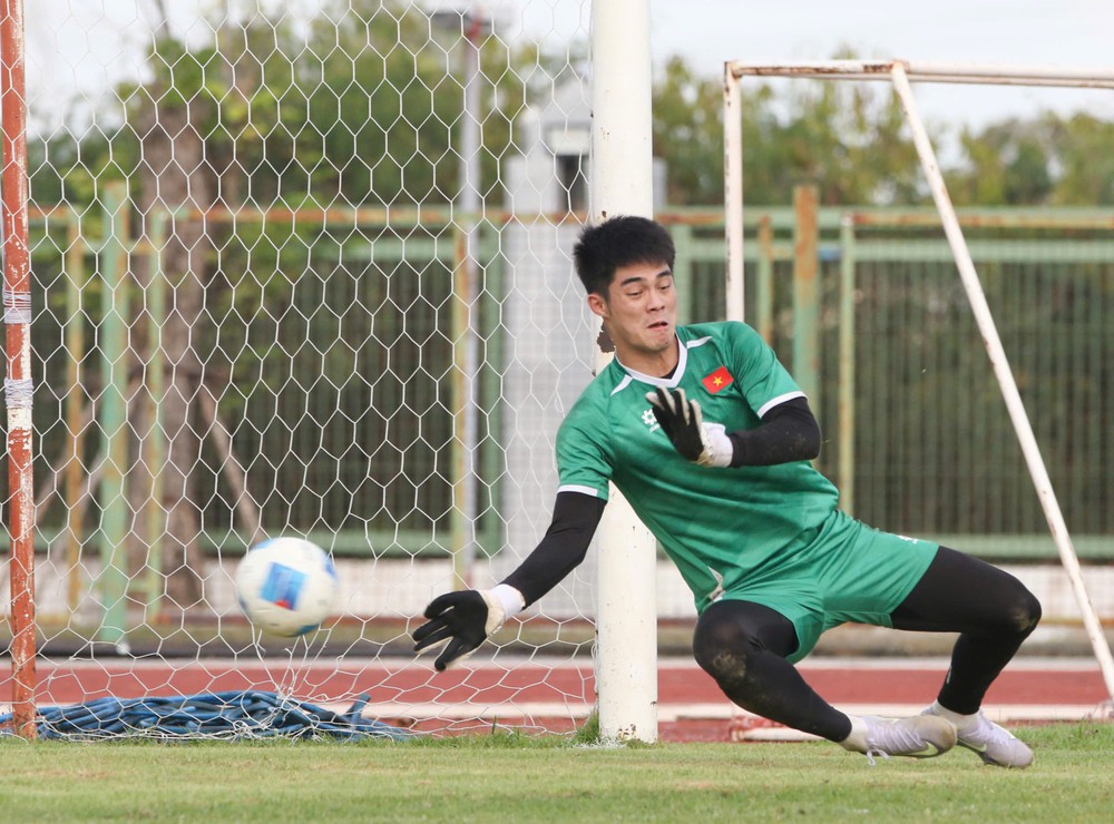 Thủ môn số 1 U22 Việt Nam quyết giữ sạch lưới hết SEA Games 33 - Ảnh 1. Thủ môn số 1 U22 Việt Nam quyết giữ sạch lưới hết SEA Games 33 - Ảnh 1.