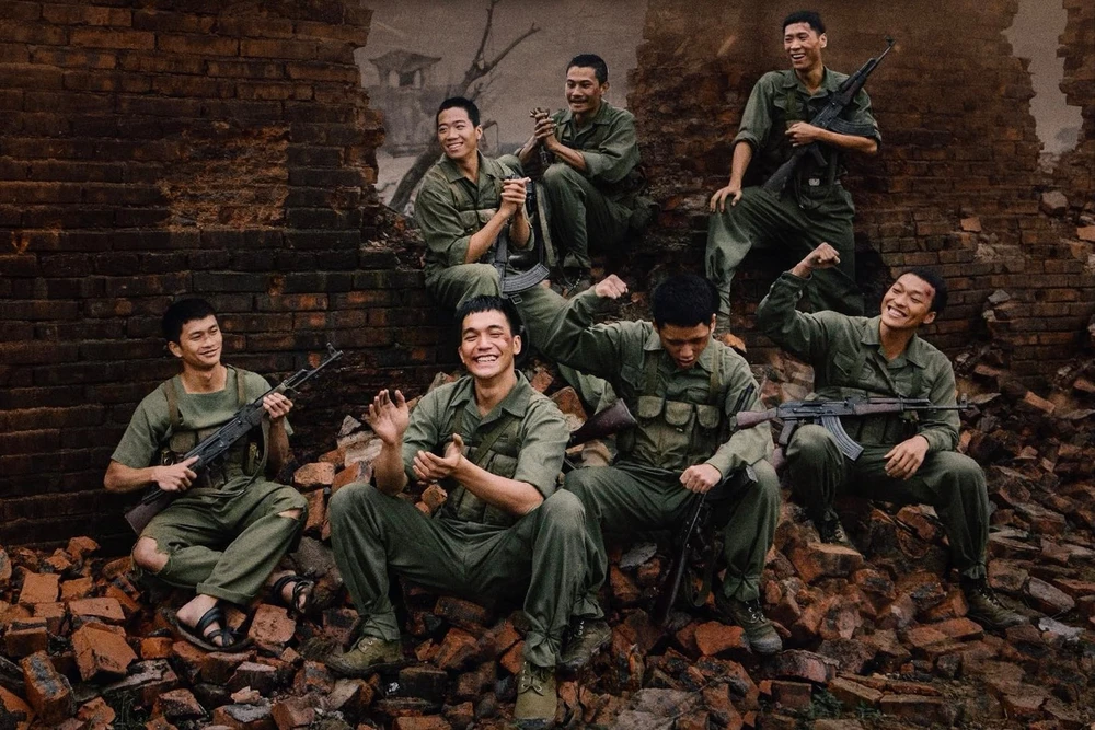 “Mưa đỏ” kết thúc Tuần lễ Điện ảnh Việt Nam tại Paris - Ảnh 1. “Mưa đỏ” kết thúc Tuần lễ Điện ảnh Việt Nam tại Paris - Ảnh 1.