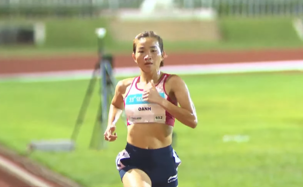 Nguyễn Thị Oanh tiếp tục 'vô đối' trên đường chạy 5000m nữ, giành HCB cũng là một VĐV Việt Nam - Ảnh 2. Nguyễn Thị Oanh tiếp tục 'vô đối' trên đường chạy 5000m nữ, giành HCB cũng là một VĐV Việt Nam - Ảnh 2.