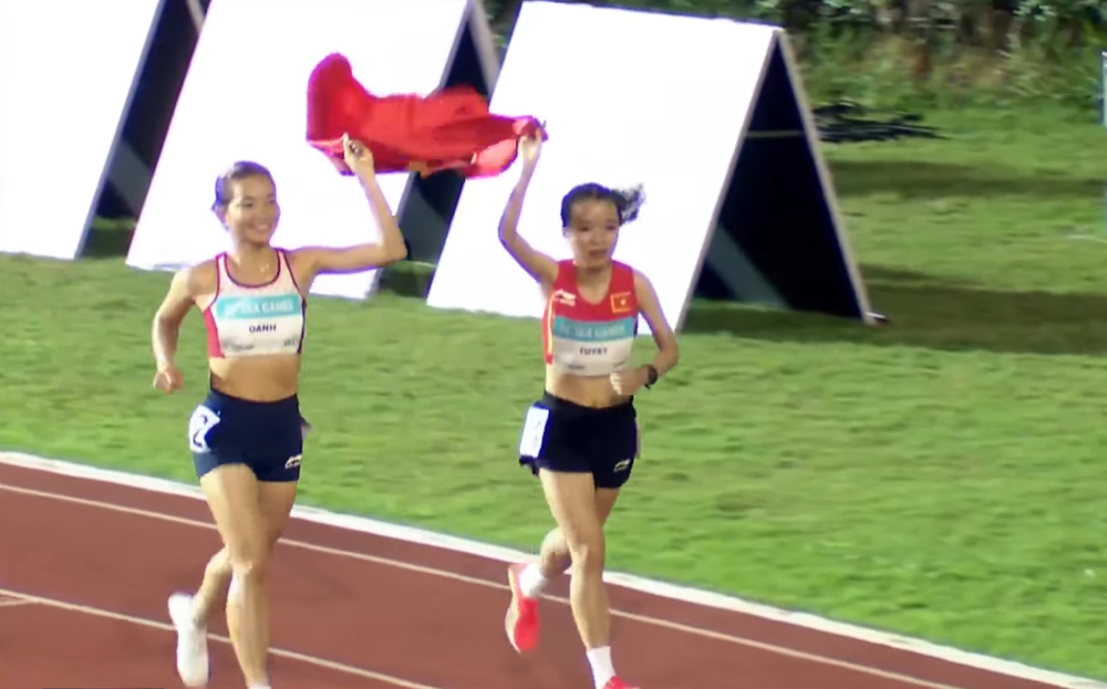 Nguyễn Thị Oanh tiếp tục 'vô đối' trên đường chạy 5000m nữ, giành HCB cũng là một VĐV Việt Nam - Ảnh 1. Nguyễn Thị Oanh tiếp tục 'vô đối' trên đường chạy 5000m nữ, giành HCB cũng là một VĐV Việt Nam - Ảnh 1.