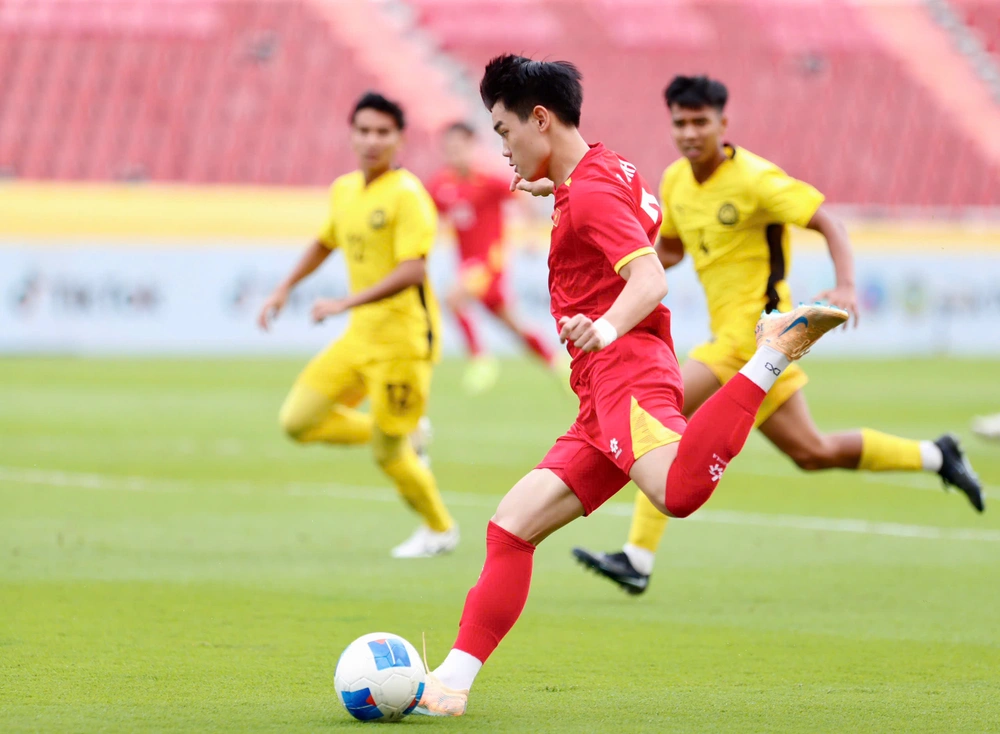 Đình Bắc chạy nước rút ngoạn mục trong cuộc đua Quả bóng vàng Việt Nam 2025 - Ảnh 3. Đình Bắc chạy nước rút ngoạn mục trong cuộc đua Quả bóng vàng Việt Nam 2025 - Ảnh 3.