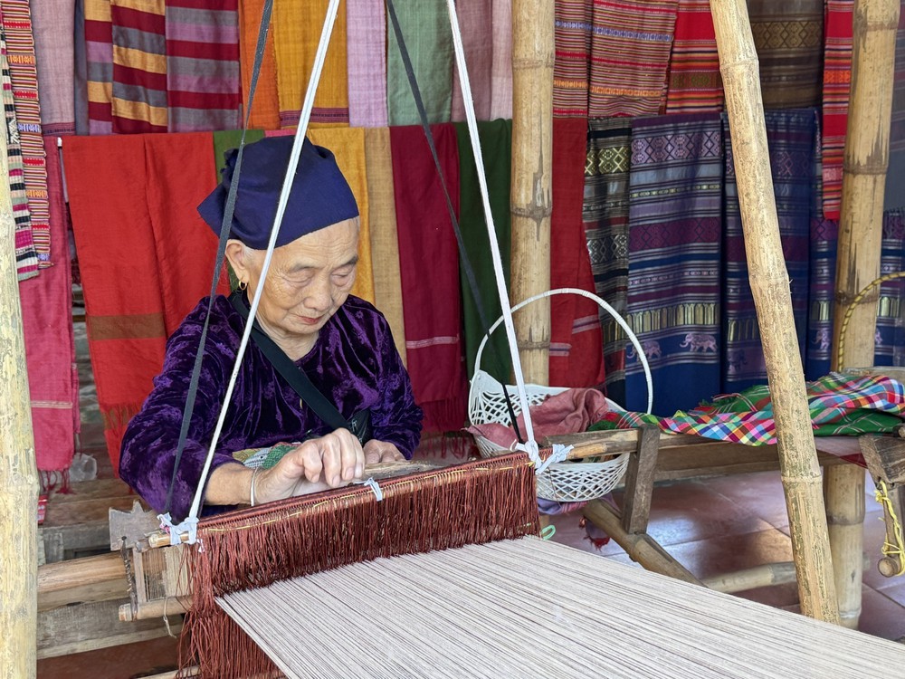 Giữ hồn thổ cẩm giữa đại ngàn Pù Luông - Ảnh 1. Giữ hồn thổ cẩm giữa đại ngàn Pù Luông - Ảnh 1.