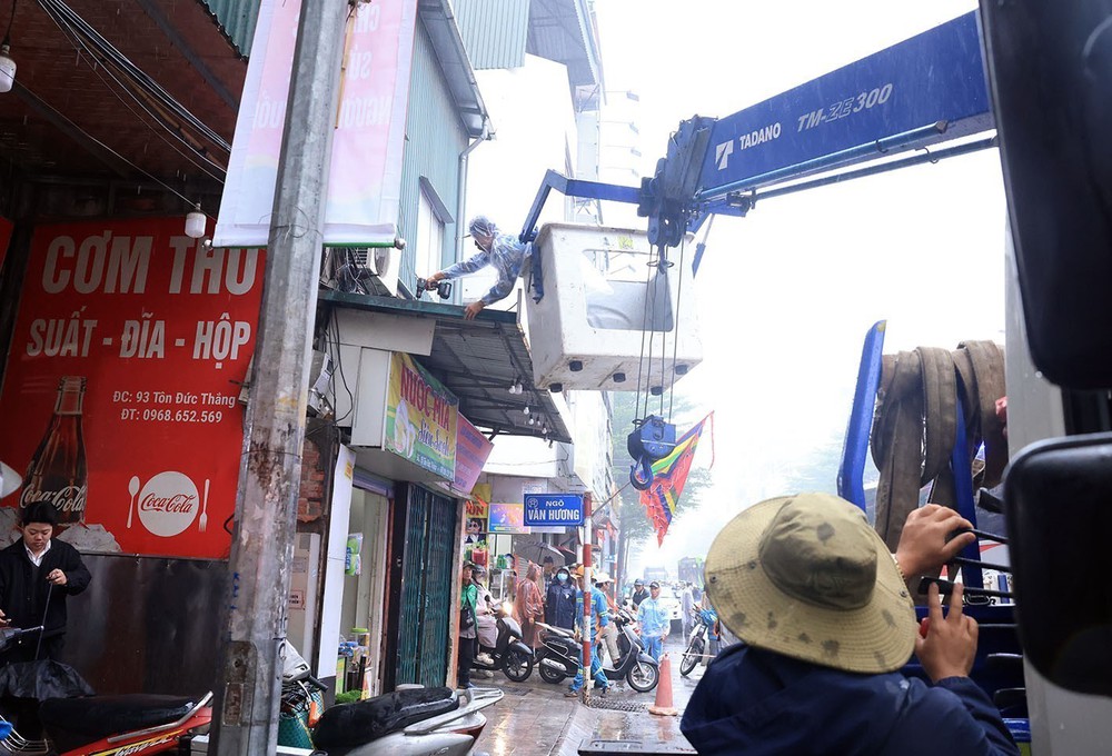 Hà Nội ra quân triển khai lập lại trật tự, kỷ cương, văn minh đô thị trên địa bàn thành phố - Ảnh 6. Hà Nội ra quân triển khai lập lại trật tự, kỷ cương, văn minh đô thị trên địa bàn thành phố - Ảnh 6.