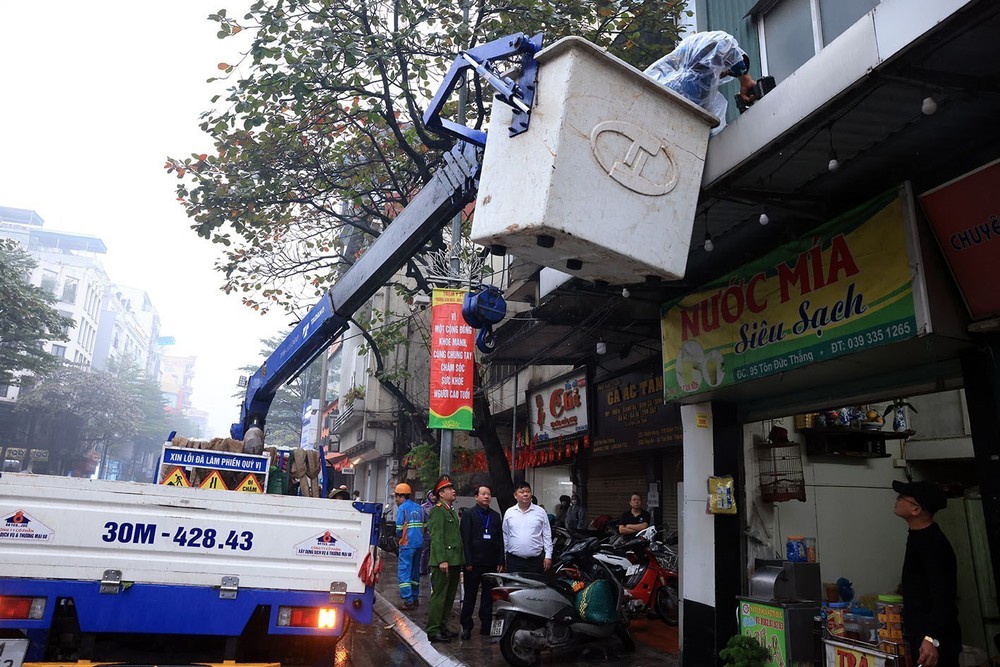 Hà Nội ra quân triển khai lập lại trật tự, kỷ cương, văn minh đô thị trên địa bàn thành phố - Ảnh 2. Hà Nội ra quân triển khai lập lại trật tự, kỷ cương, văn minh đô thị trên địa bàn thành phố - Ảnh 2.