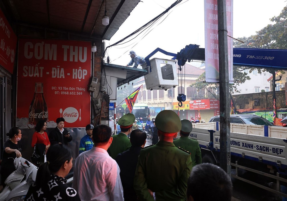 Hà Nội ra quân triển khai lập lại trật tự, kỷ cương, văn minh đô thị trên địa bàn thành phố - Ảnh 3. Hà Nội ra quân triển khai lập lại trật tự, kỷ cương, văn minh đô thị trên địa bàn thành phố - Ảnh 3.