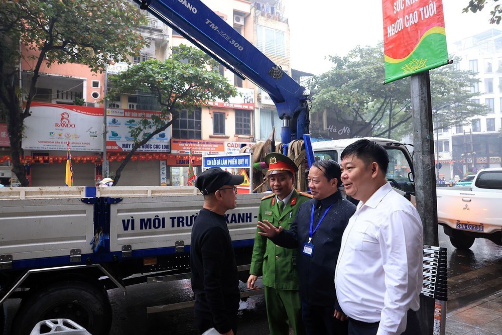 Hà Nội ra quân triển khai lập lại trật tự, kỷ cương, văn minh đô thị trên địa bàn thành phố - Ảnh 1. Hà Nội ra quân triển khai lập lại trật tự, kỷ cương, văn minh đô thị trên địa bàn thành phố - Ảnh 1.
